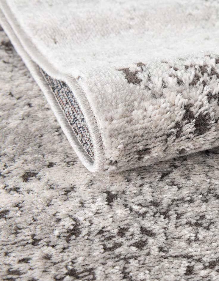 Detail image of  2' 2 x 6' Leipzig Runner Rug