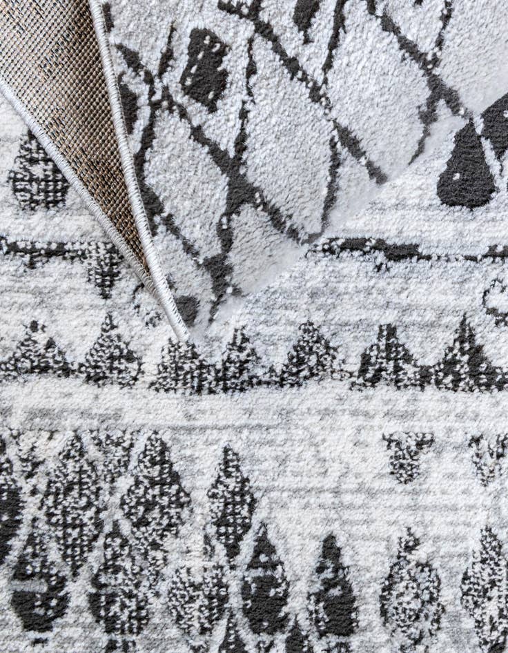 Detail image of  2' 7 x 10' Leipzig Runner Rug