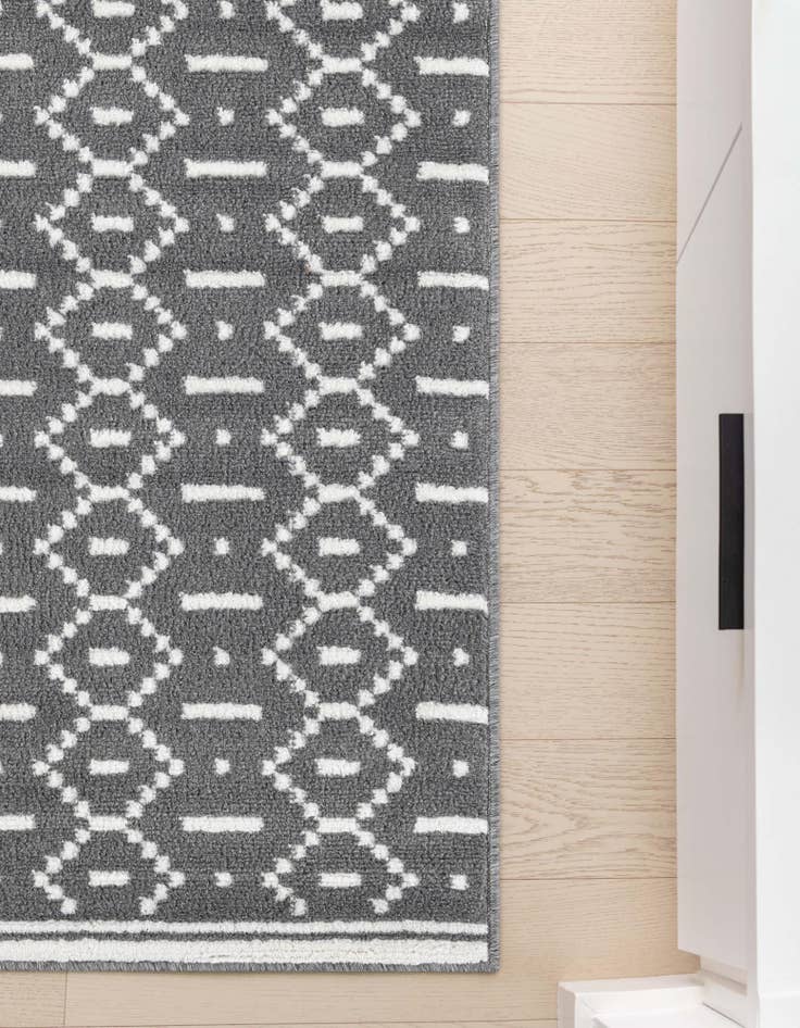 Detail image of  2' 7 x 10' Oslo Runner Rug