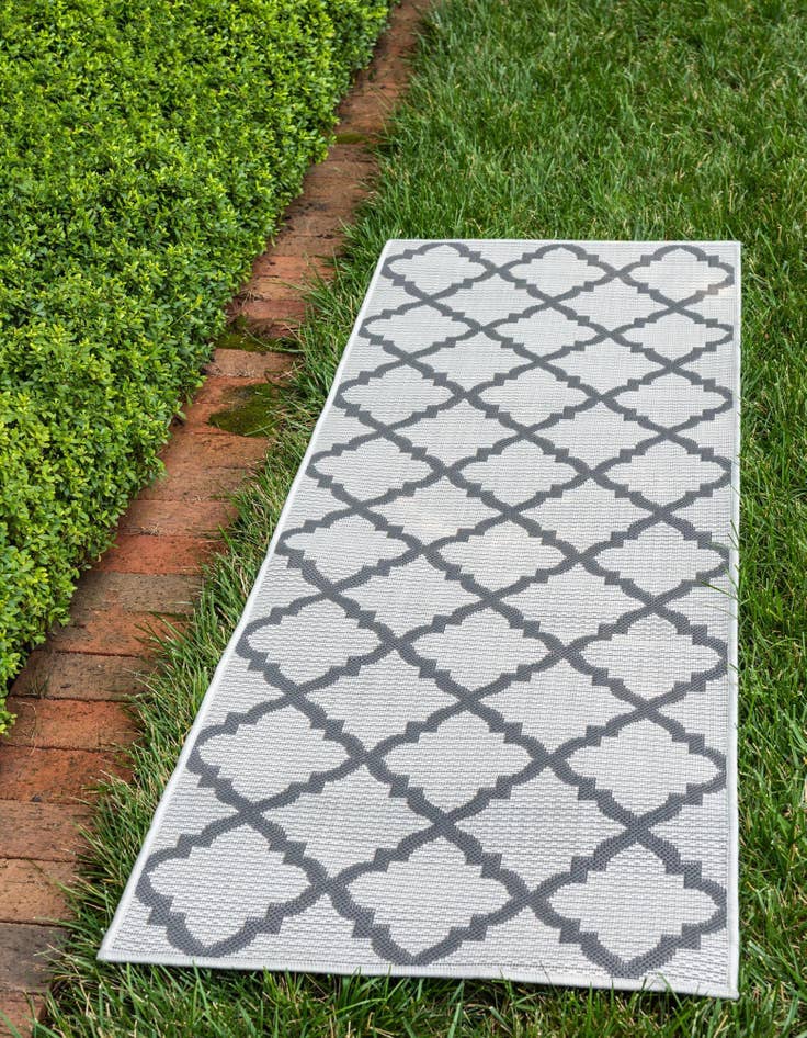 Detail image of 2' 2 x 6' Washable Lattice Indoor / Outdoor Runner Rug