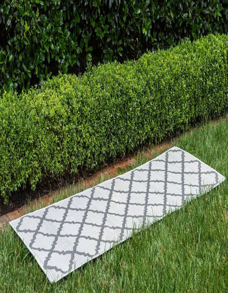 Detail image of 2' 2 x 6' Washable Lattice Indoor / Outdoor Runner Rug