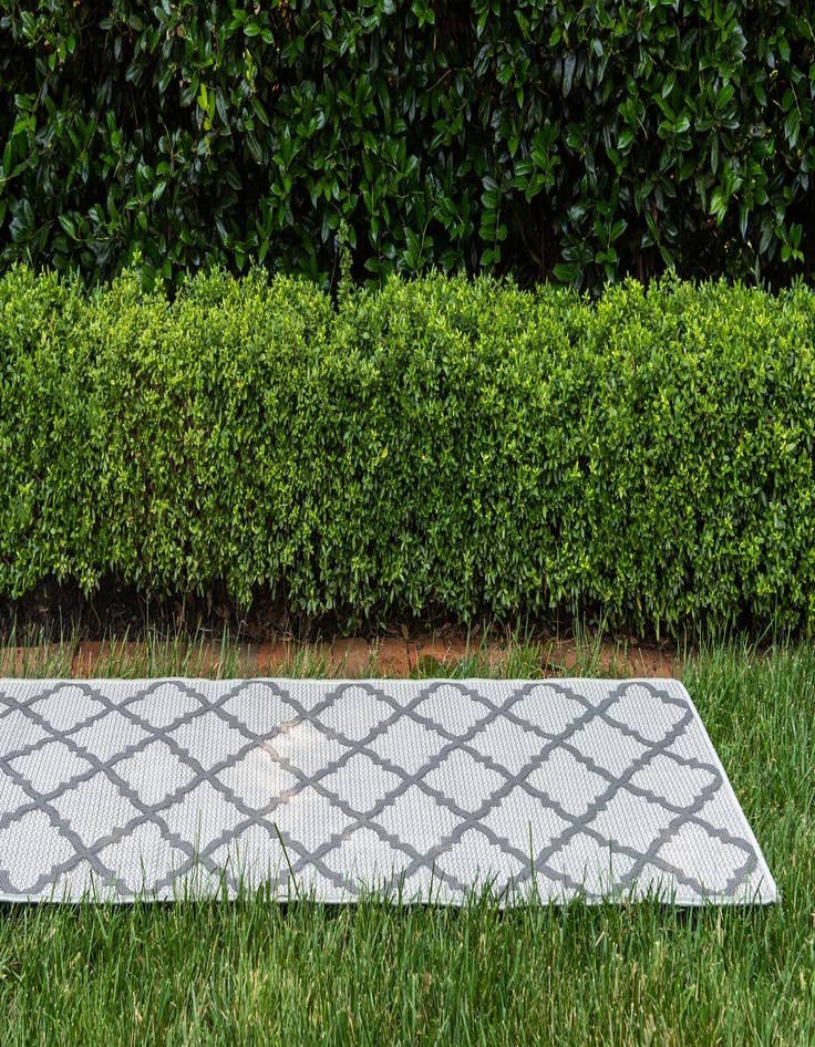 Detail image of 2' 2 x 6' Washable Lattice Indoor / Outdoor Runner Rug
