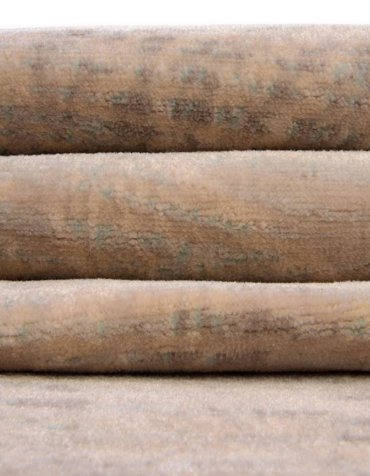 Detail image of  2' 7 x 6' Victoria Runner Rug