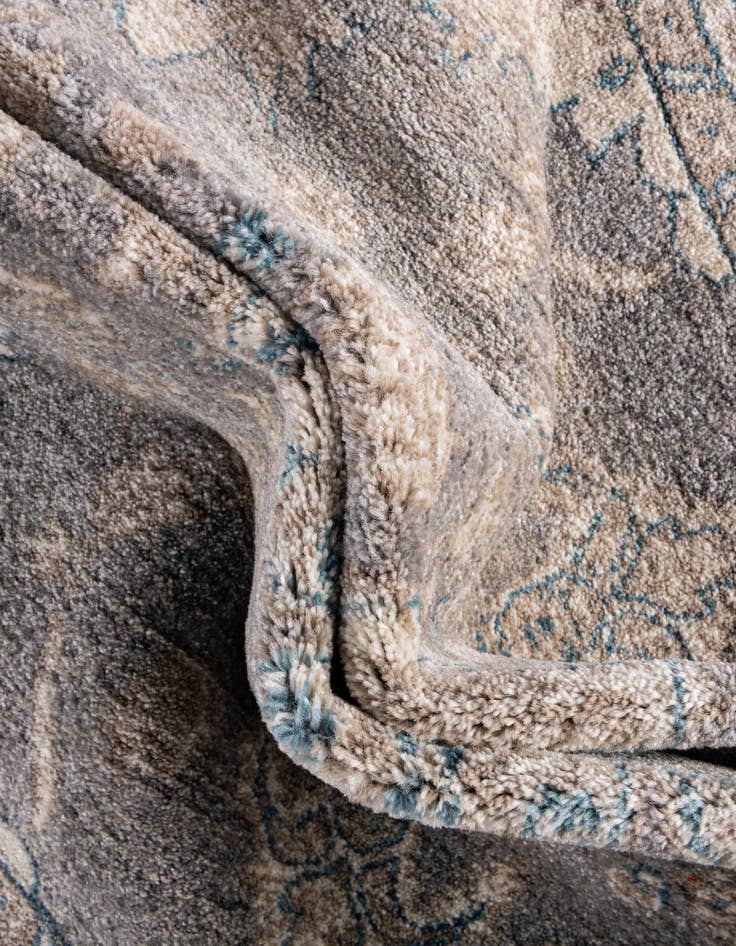 Detail image of  2' 7 x 10' Viola Runner Rug