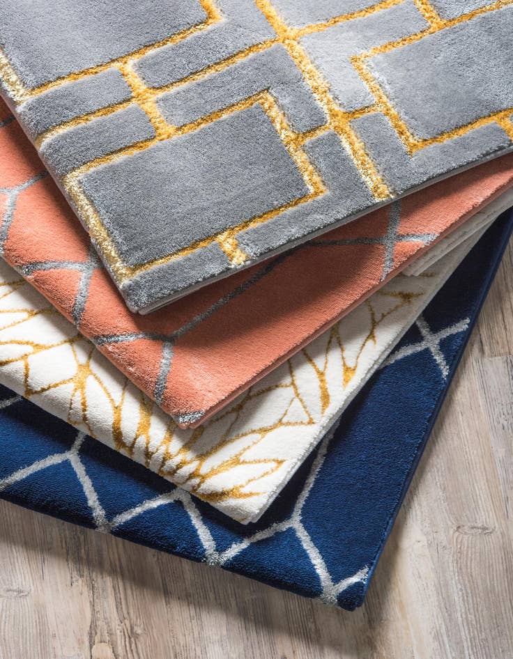 Detail image of  4' x 6'  Marilyn Monroe&trade; Glam Dahlia Rug