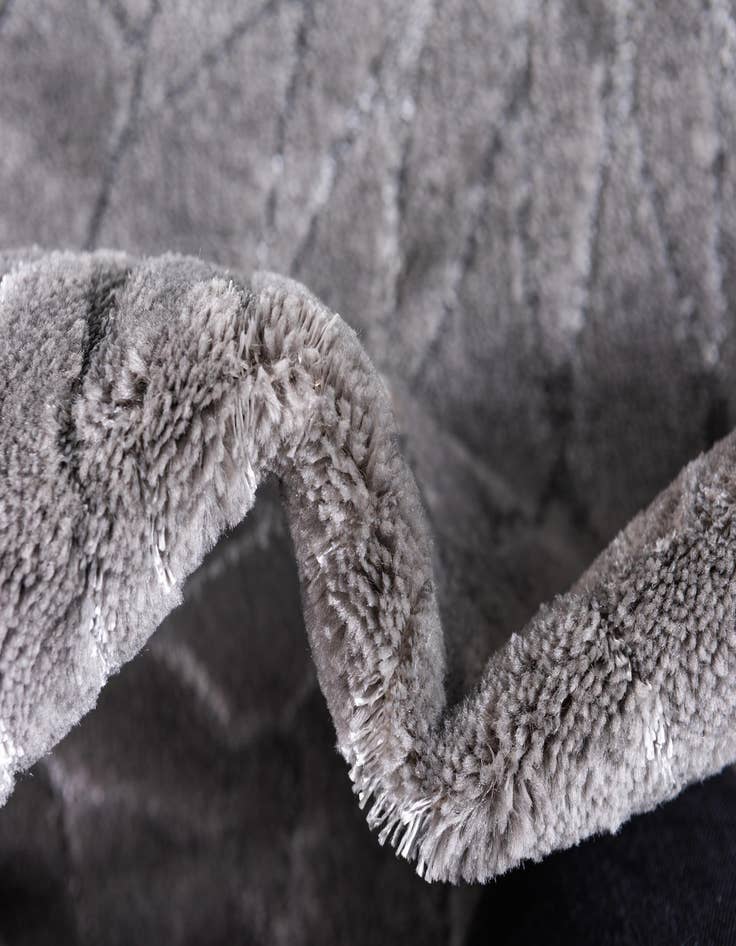 Detail image of  4' x 6'  Marilyn Monroe™ Glam Dahlia Rug