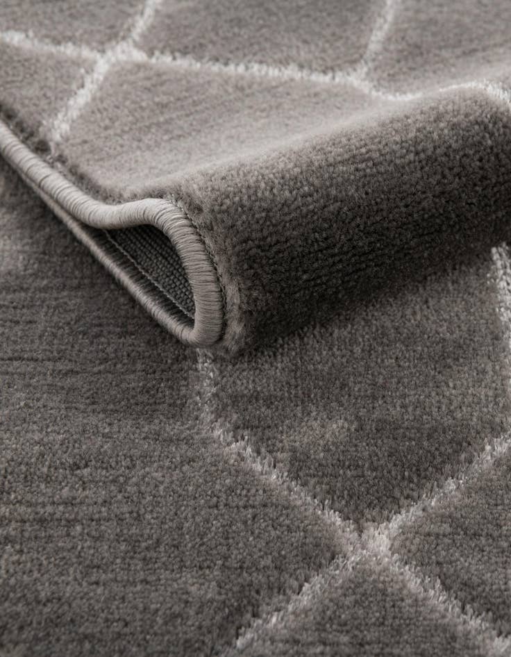 Detail image of  2' x 6'  Marilyn Monroe™ Glam Trellis Runner Rug