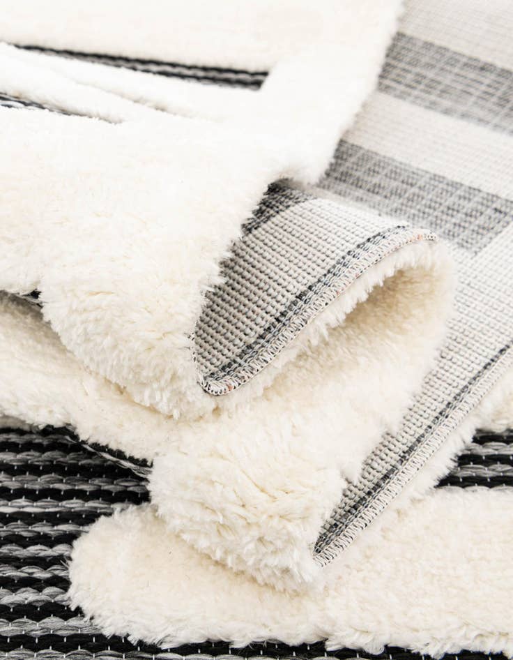 Detail image of  7' 10 x 7' 10 Prismatic Square Rug