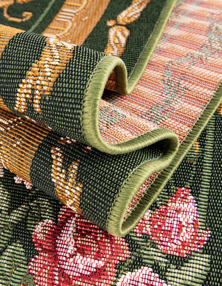 Detail image of  4' x 4'  Washable Traditional Indoor / Outdoor Round Rug