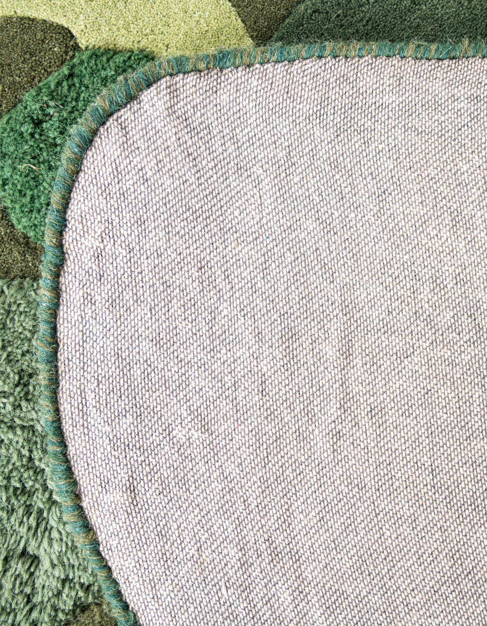 Green 4' 1 x 6' 1 Moss Garden Freeform Rug | Rugs.com