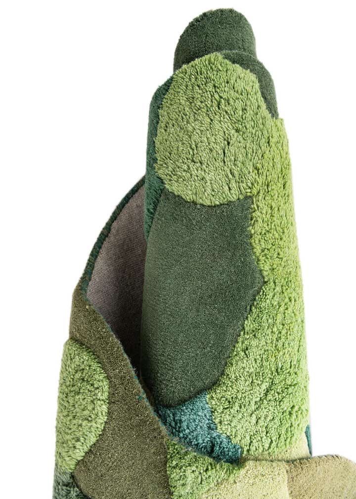 Green 4' 1 x 6' 1 Moss Garden Freeform Rug | Rugs.com