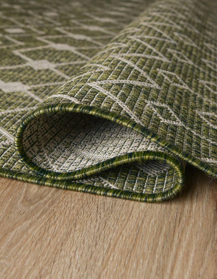 Detail image of 5' 3 x 5' 3 Washable Lattice Indoor / Outdoor Octagon Rug