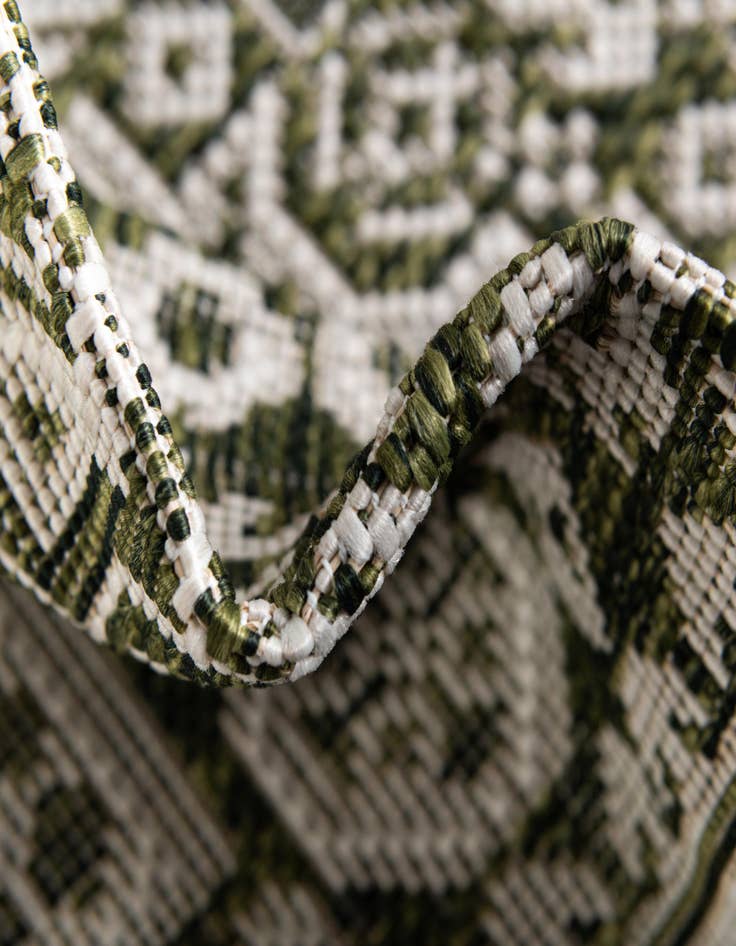 Detail image of  7' 10 x 10'  Washable Aztec Indoor / Outdoor Oval Rug