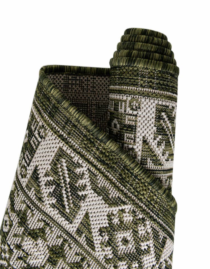 Detail image of  7' 10 x 10'  Washable Aztec Indoor / Outdoor Oval Rug