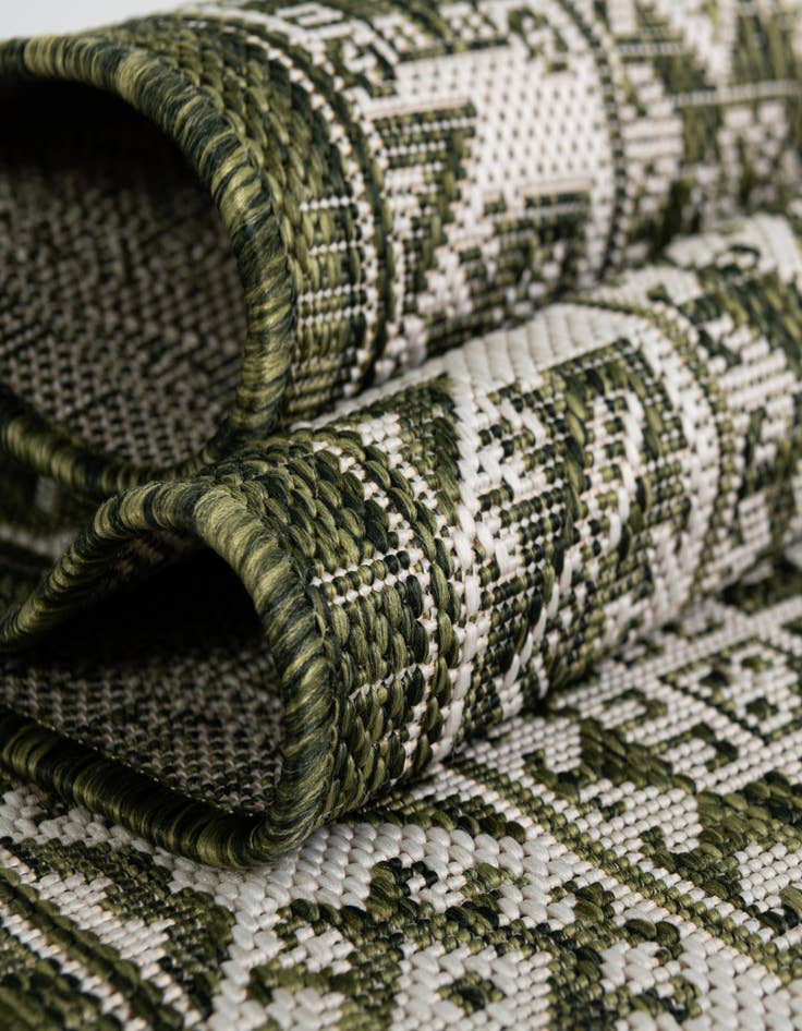 Detail image of  7' 10 x 10'  Washable Aztec Indoor / Outdoor Oval Rug