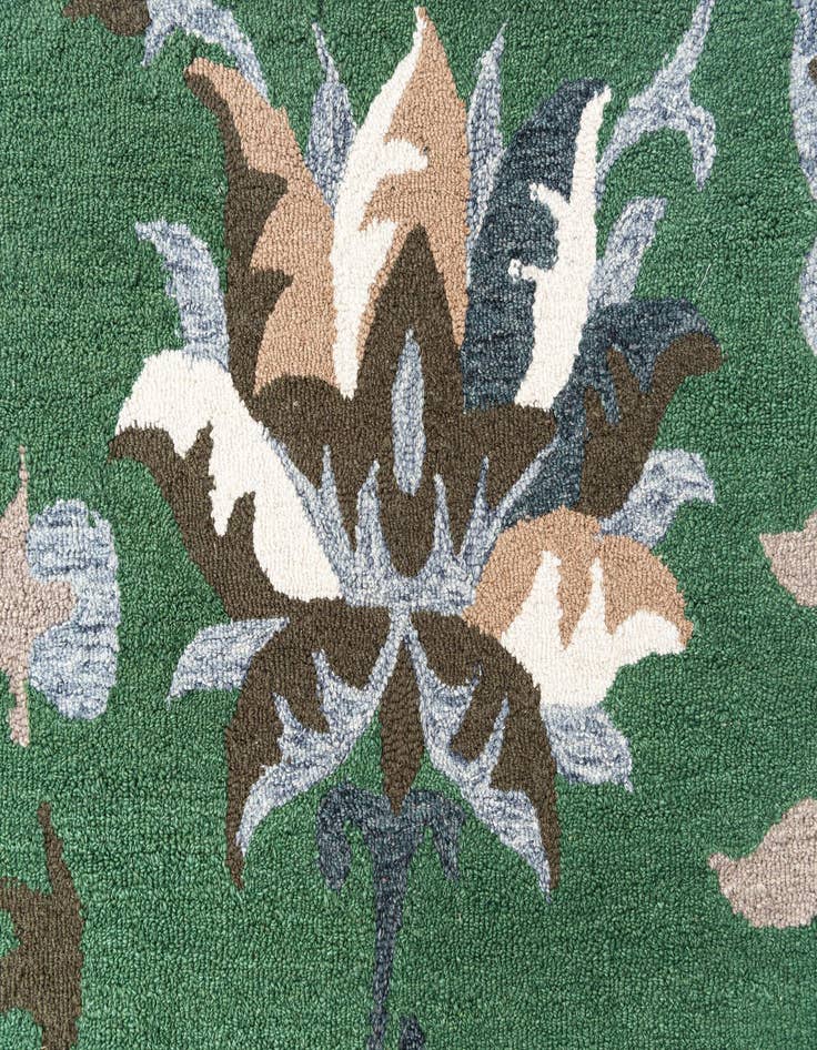 Detail image of  5' 1 x 8' Agra Rug