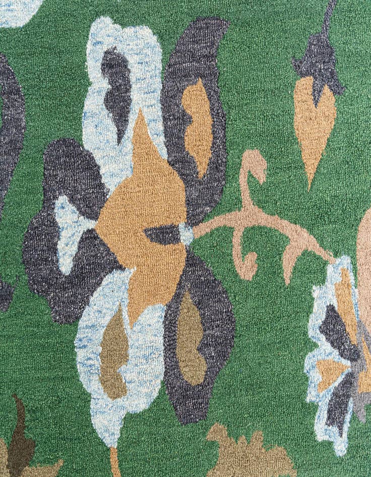 Detail image of  5' 1 x 8' Agra Rug