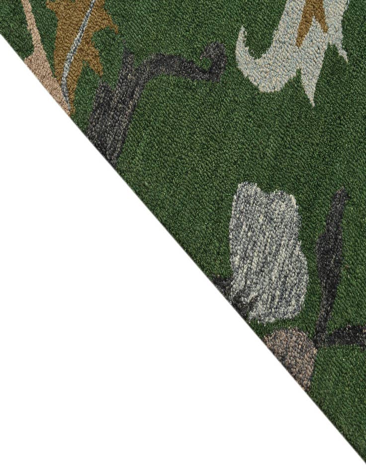 Detail image of  5' 1 x 8' Agra Rug