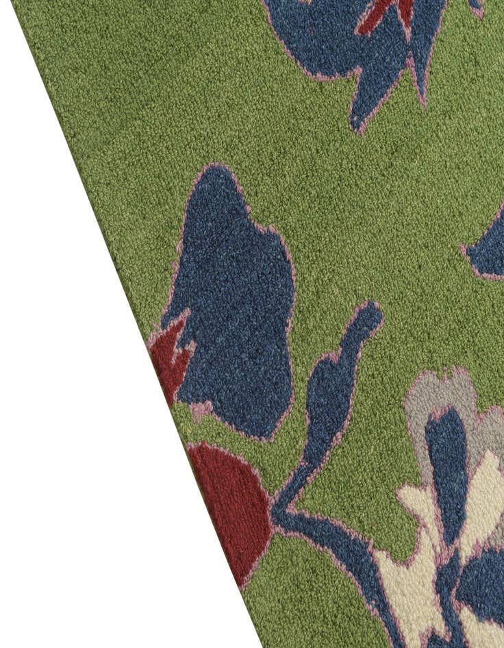 Detail image of  5' 1 x 8' Agra Wool Rug