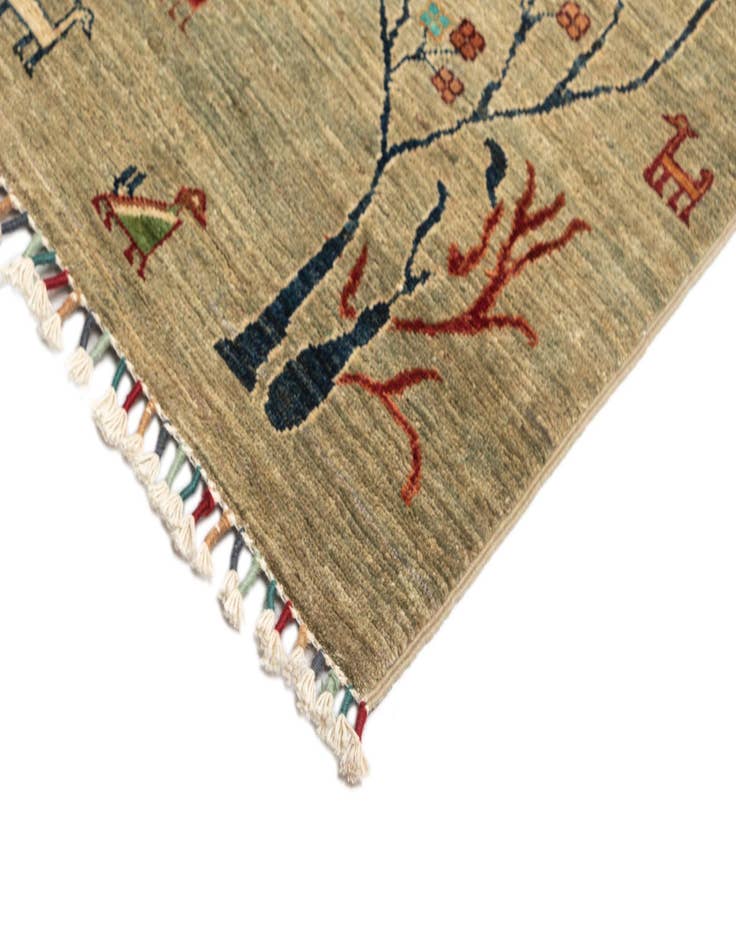 Detail image of  6' 11 x 9' 9 Ariana Rug