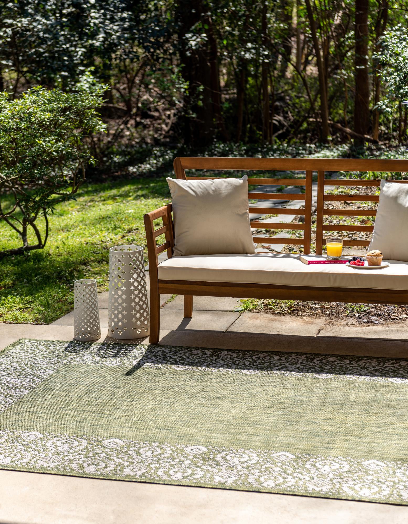 Green 7' x 10' Border Indoor / Outdoor Rug | Rugs.com