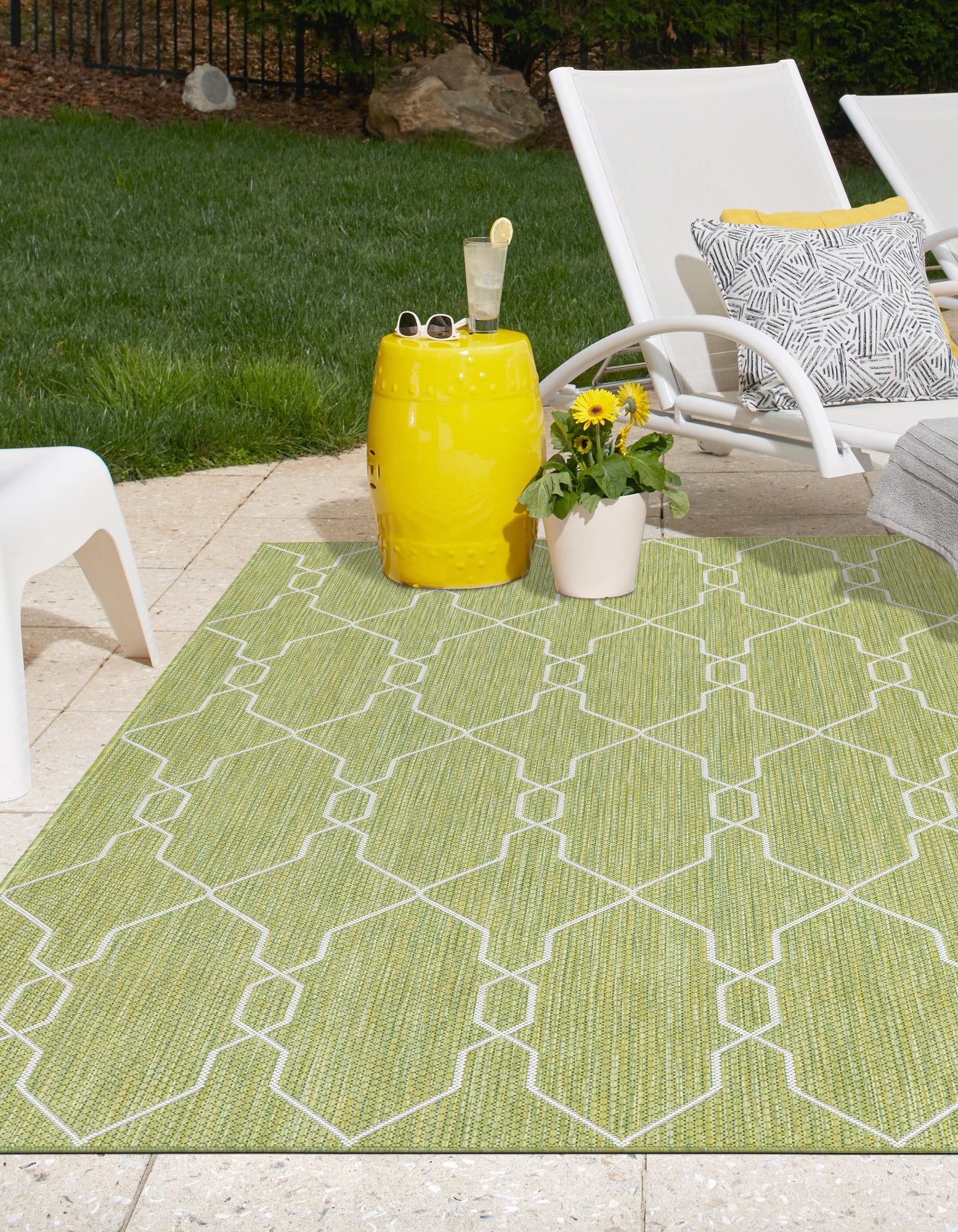 Green 6' x 9' Lattice Indoor / Outdoor Rug | Rugs.com