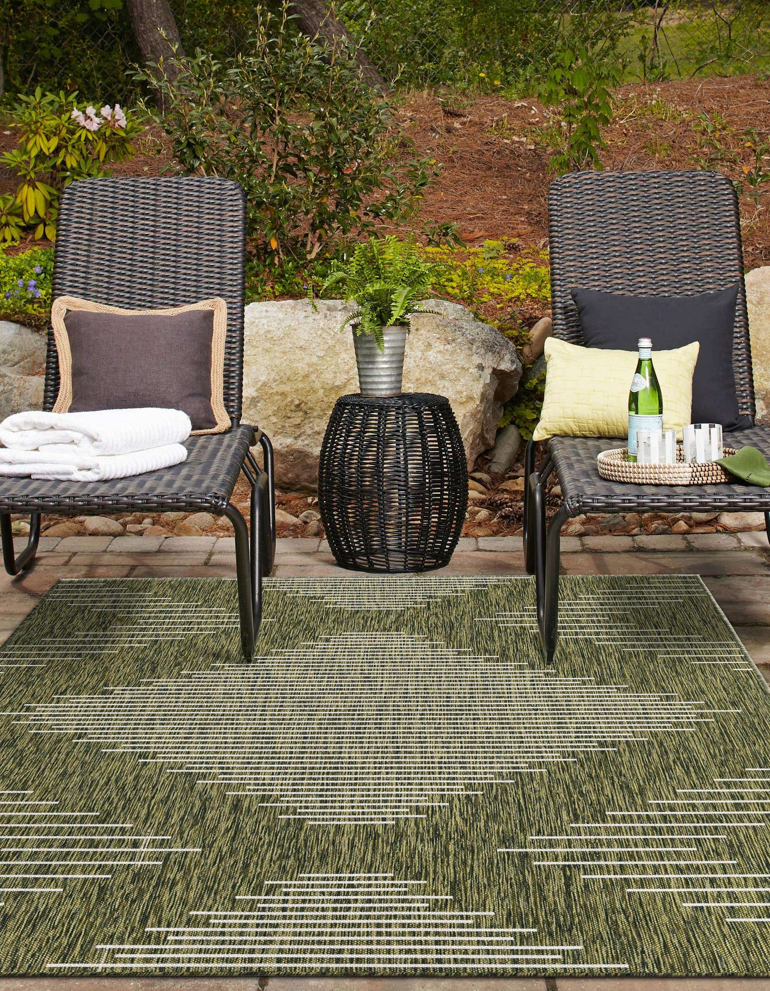 Green 4' x 6' Washable Modern Indoor / Outdoor Rug | Rugs.com