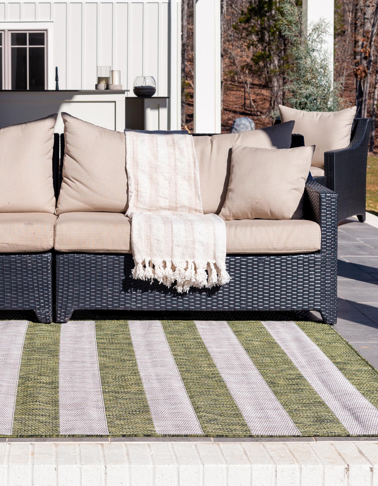 Green 10' x 14' Ribbon Indoor / Outdoor Rug | Rugs.com