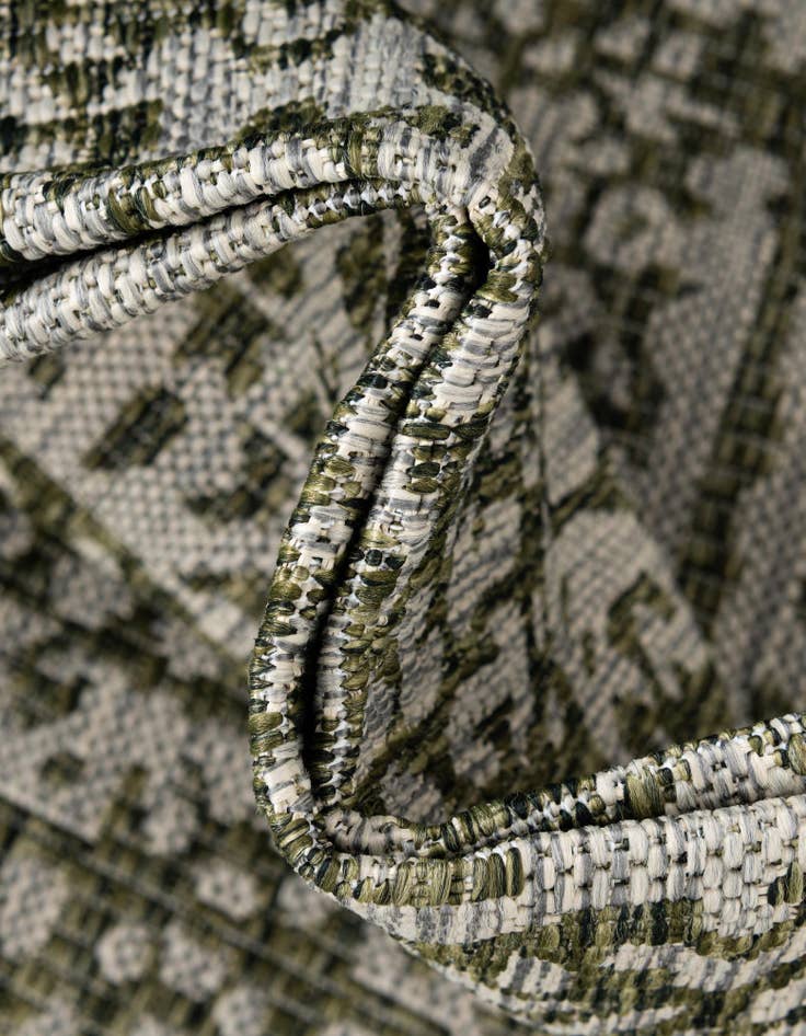 Detail image of  7' x 10'  Washable Traditional Indoor / Outdoor Rug