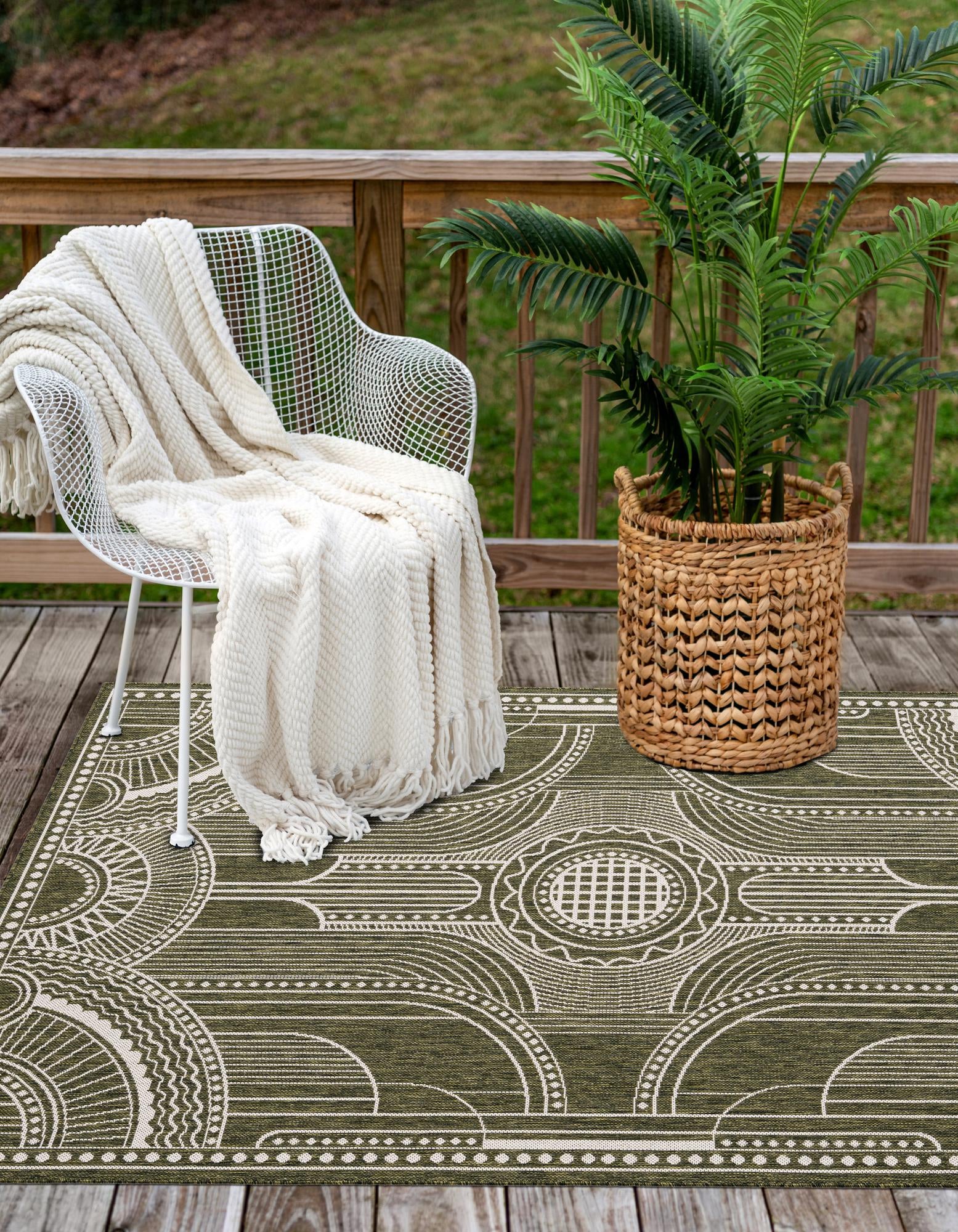 Green 6' x 9' Traditional Indoor / Outdoor Rug | Rugs.com