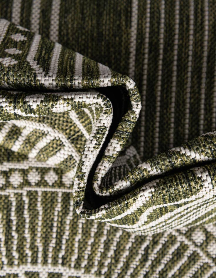 Detail image of  5' 3 x 8'  Washable Traditional Indoor / Outdoor Rug