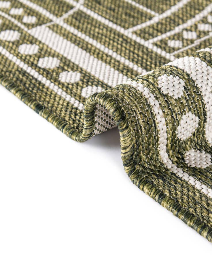 Detail image of  5' 3 x 8'  Washable Traditional Indoor / Outdoor Rug