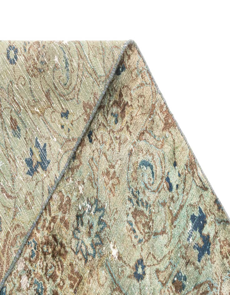 Detail image of  4' 11 x 7' 10 Vintage Royal Rug