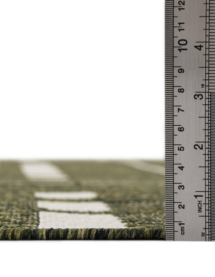 Detail image of  7' 10 x 7' 10  Washable Checkered Indoor / Outdoor Round Rug