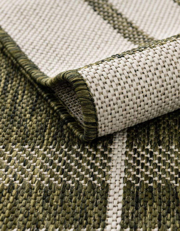 Detail image of  7' 10 x 7' 10  Washable Checkered Indoor / Outdoor Round Rug