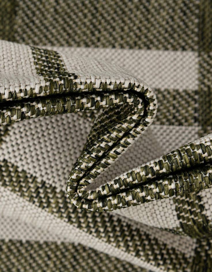 Detail image of  7' 10 x 7' 10  Washable Checkered Indoor / Outdoor Round Rug