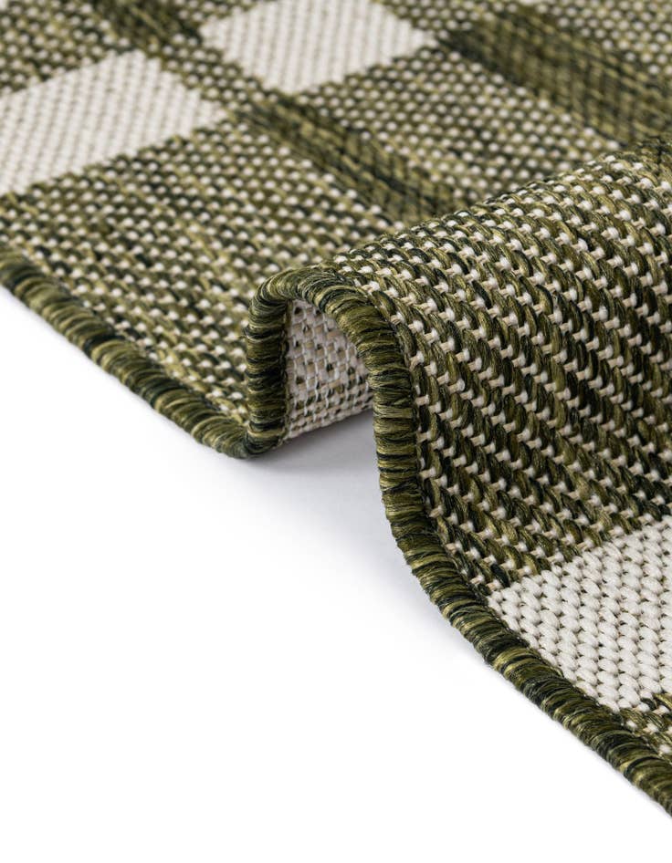 Detail image of  7' 10 x 7' 10  Washable Checkered Indoor / Outdoor Round Rug