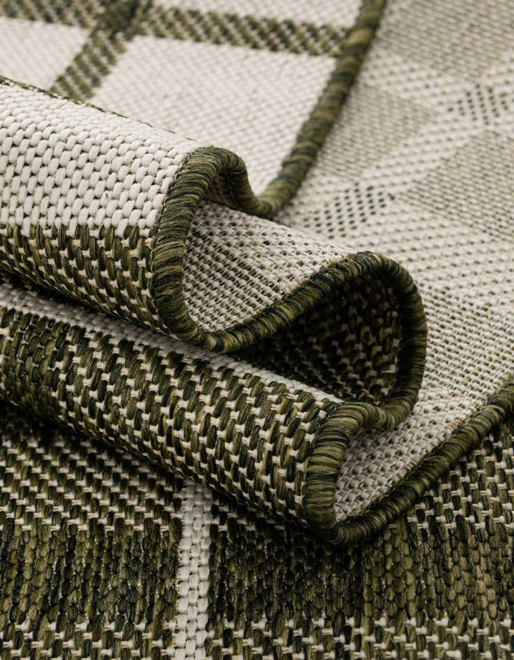 Detail image of  7' 10 x 7' 10  Washable Checkered Indoor / Outdoor Round Rug