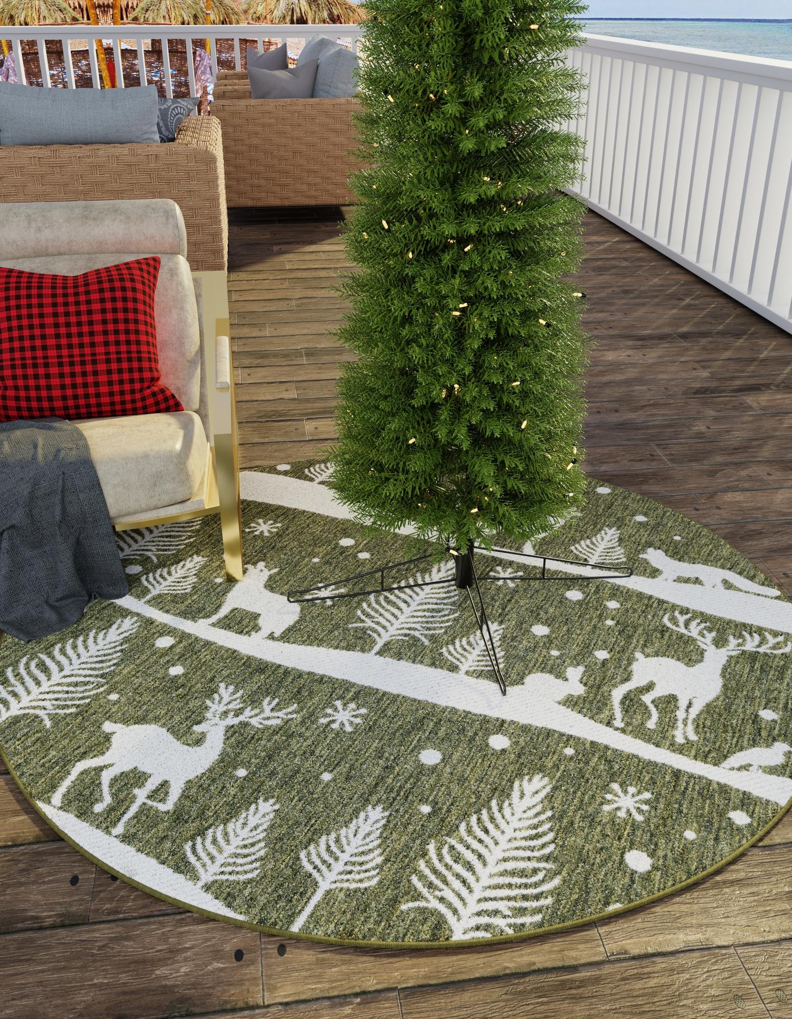 Green 7' 10 x 7' 10 Holiday Indoor / Outdoor Round Rug | Rugs.com