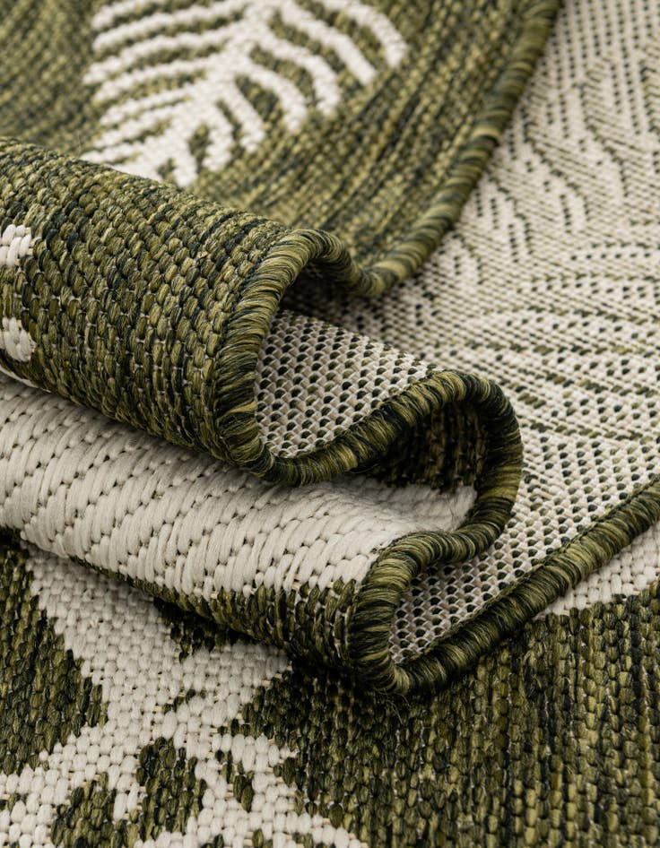 Detail image of  3' x 3'  Washable Holiday Indoor / Outdoor Round Rug