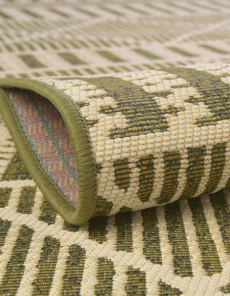 Detail image of  7' 10 x 7' 10  Washable Lattice Indoor / Outdoor Round Rug