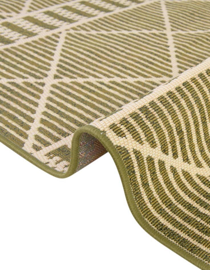 Detail image of  7' 10 x 7' 10  Washable Lattice Indoor / Outdoor Round Rug