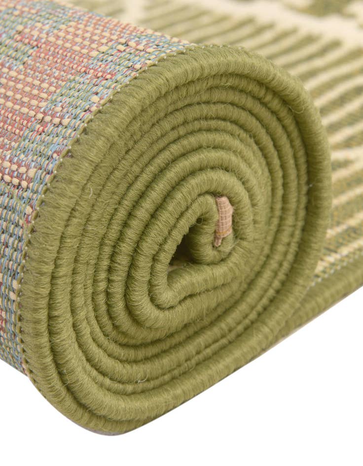 Detail image of  7' 10 x 7' 10  Washable Lattice Indoor / Outdoor Round Rug