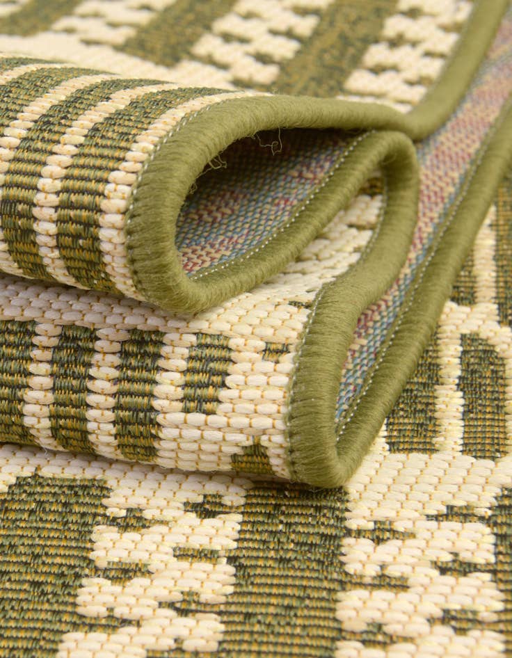 Detail image of  7' 10 x 7' 10  Washable Lattice Indoor / Outdoor Round Rug