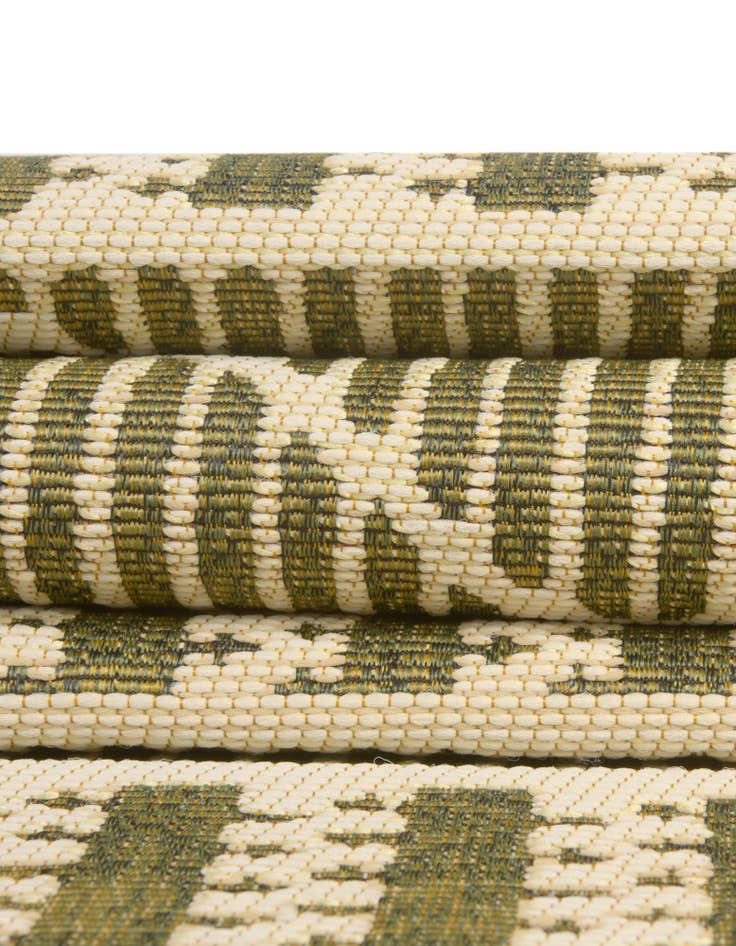 Detail image of  7' 10 x 7' 10  Washable Lattice Indoor / Outdoor Round Rug