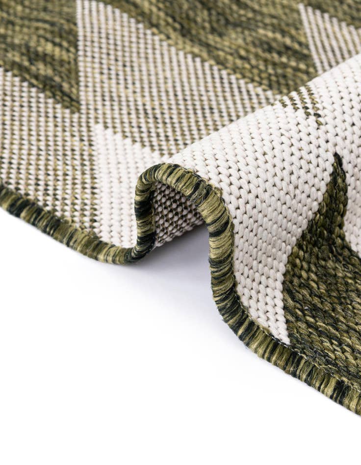 Detail image of  7' 10 x 7' 10  Washable Modern Indoor / Outdoor Round Rug