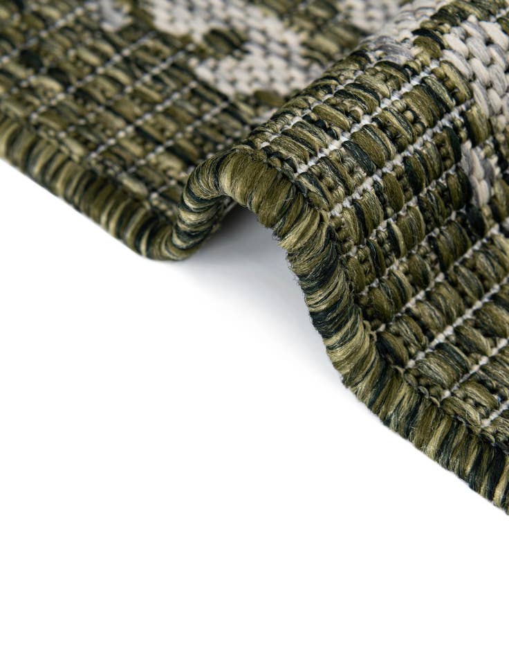 Detail image of  13' x 13'  Washable Traditional Indoor / Outdoor Round Rug