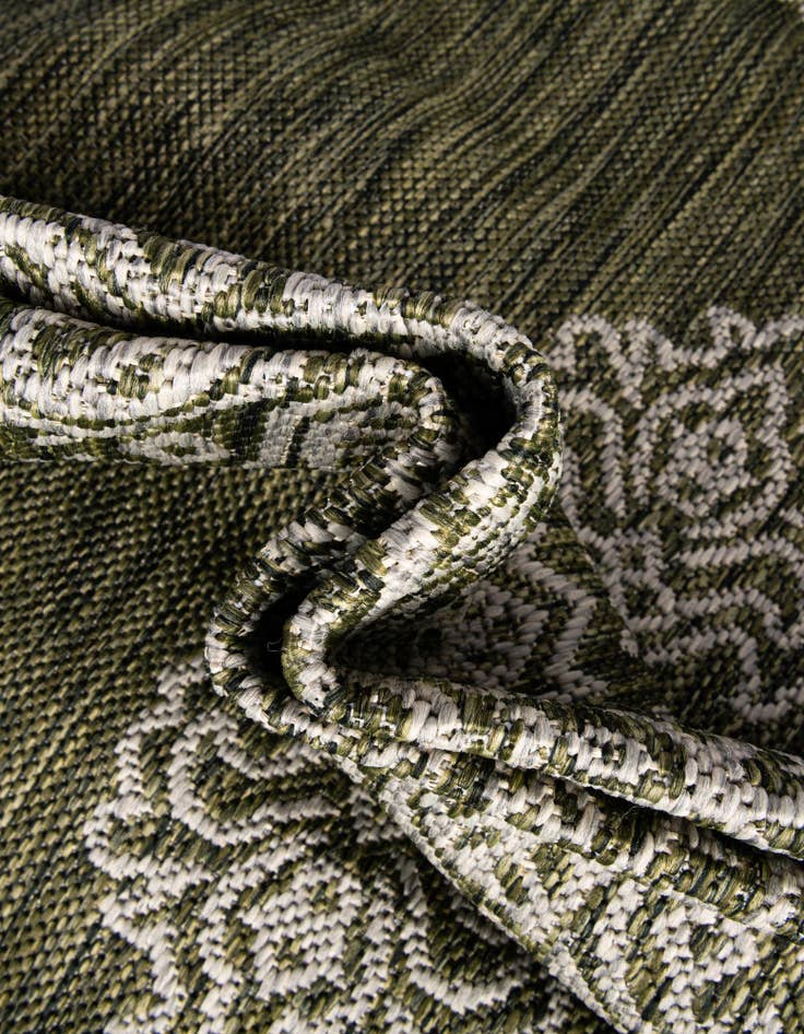 Detail image of  13' x 13'  Washable Traditional Indoor / Outdoor Round Rug