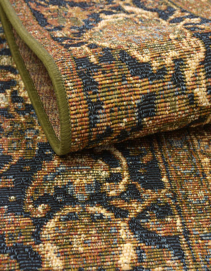 Detail image of  7' 10 x 7' 10  Washable Traditional Indoor / Outdoor Round Rug