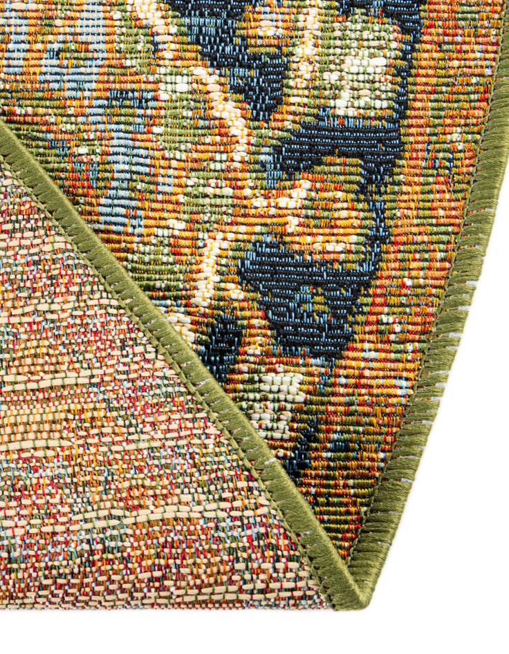 Detail image of  7' 10 x 7' 10  Washable Traditional Indoor / Outdoor Round Rug